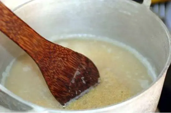 khuấy đều cho kê không bị cháy