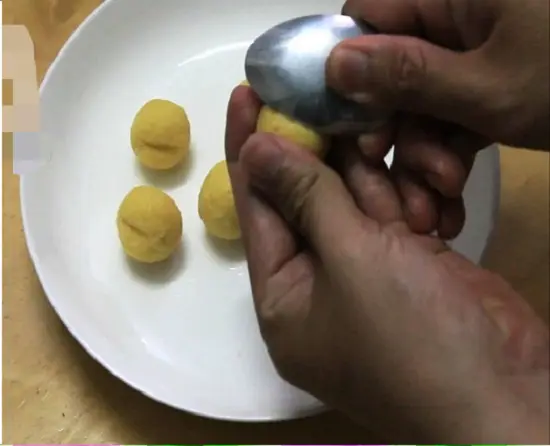 dùng thìa khía đậu xanh