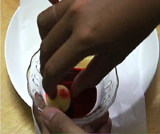 nhúng đậu xanh vào bát màu đỏ