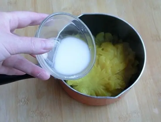 cho bột năng vào dứa