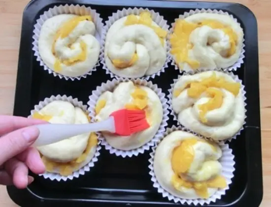 phết lòng đỏ vào bánh