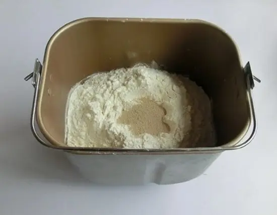 trộn bột với hỗn hợp trứng sữa
