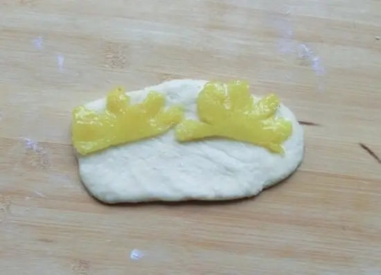 cho nhân dứa vào bánh