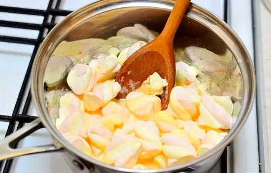 đun hỗn hợp kẹo dẻo