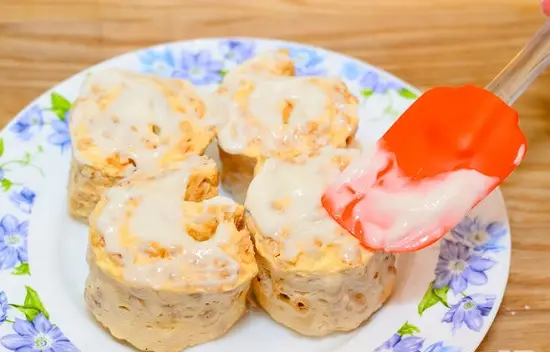 phết nước sốt lên bánh
