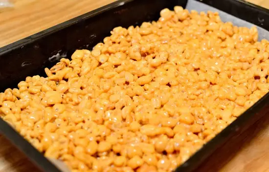 cho bánh vào khay nướng