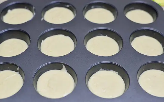 cho bột bánh vào khuôn nướng