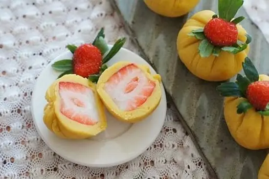 bánh khoai lang bọc dâu tây vị ngon đặc biệt