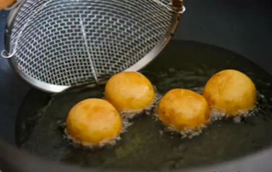 Để bánh khoai lang chiên phồng có màu vàng xuộm đẹp mắt