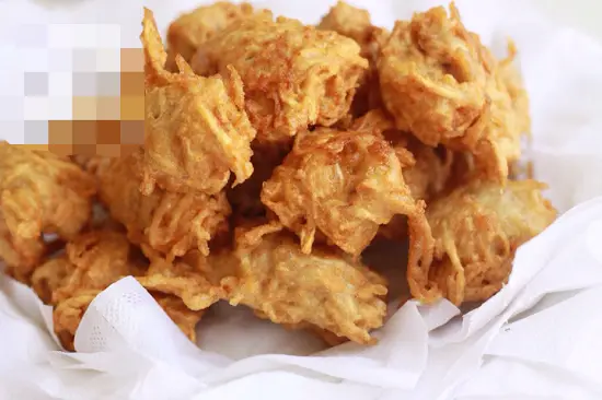 cho bánh vào giấy ăn để thấm dầu