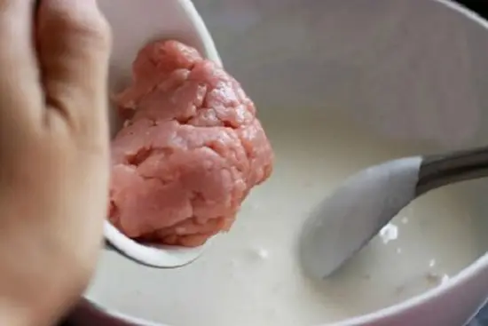 trộn thịt với bột