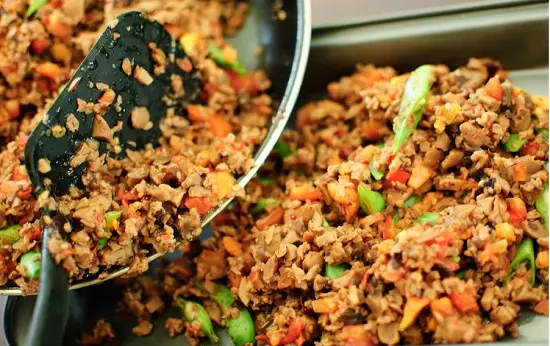 đổ hỗn hợp thịt bò và rau vào khuôn bánh
