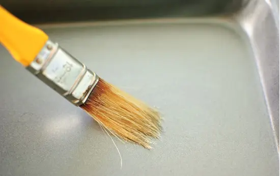 phết lớp dầu ăn vào khuôn bánh