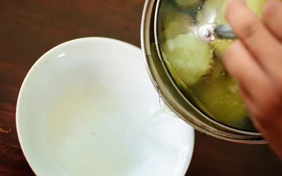 chắt nước khoai tây vào bát