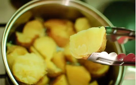 cho khoai tây vào nồi