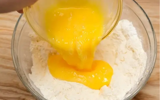 cho trứng gà vào bột bánh