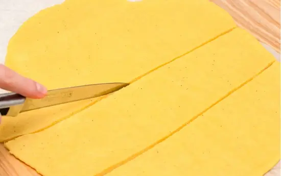 cắt bột thành những dải dài