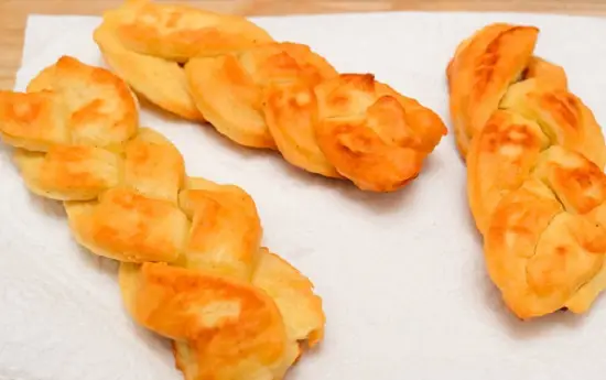 thấm bánh qua giấy ăn