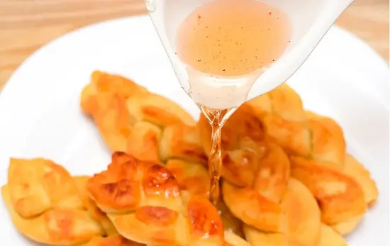 tưới nước xi rô lên bánh