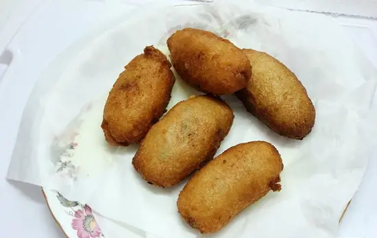 thấm bánh vào giấy ăn