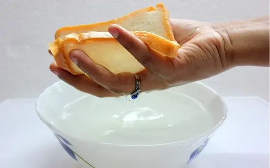 bóp nhẹ vào bánh mì