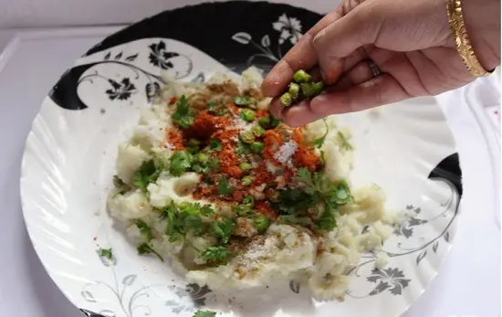 cho gia vị vào khoai tây