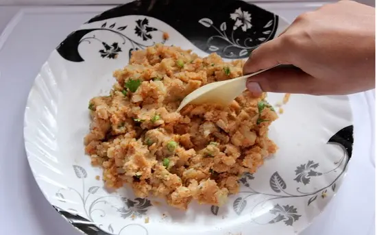 trộn đều khoai tây và gia vị