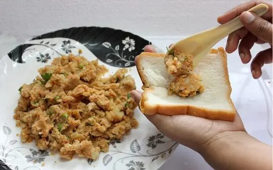 múc nhân vào giữa bánh mì