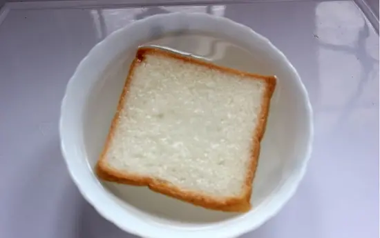 thả bánh mì vào nước