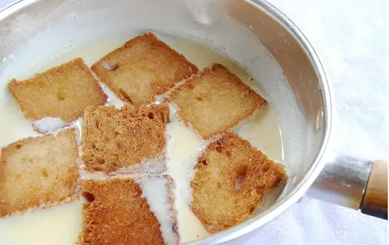 thêm bánh mì vào sữa