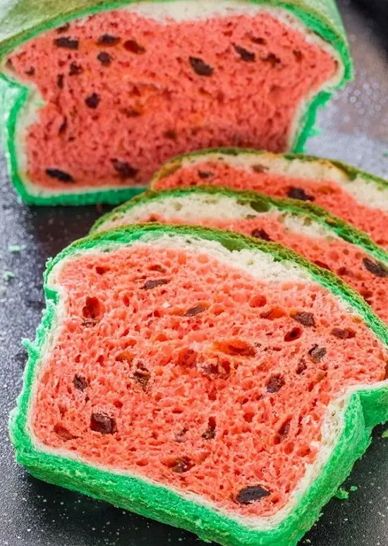 tiến hành cắt bánh