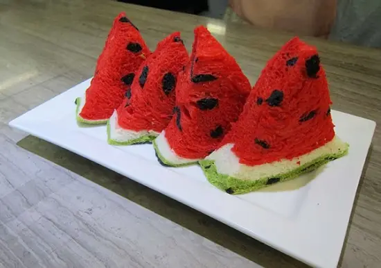 Cách làm món bánh mì hình dưa hấu độc đáo