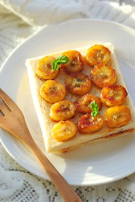 xếp chuối lên bánh