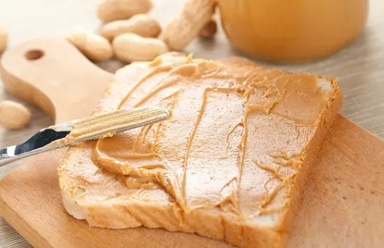 quết bơ đậu phộng lên bánh