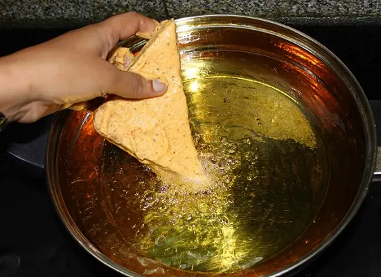 cho bánh vào chảo dầu nóng