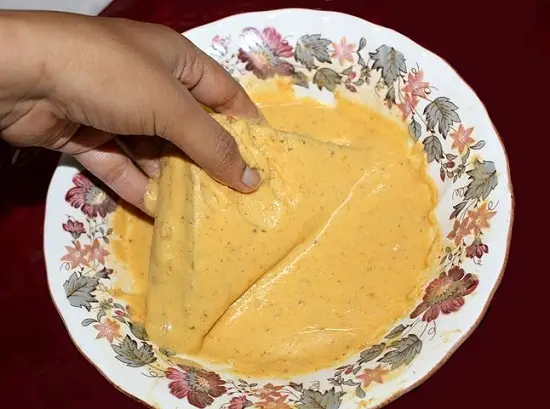 nhúng miếng bánh vào hỗn hợp bột đậu xanh