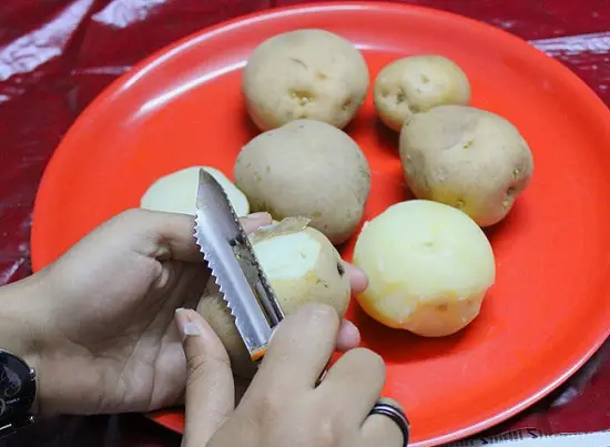 lột bỏ vỏ khoai tây