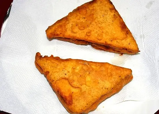 thấm bánh qua giấy ăn