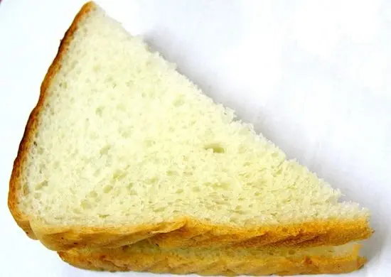 đặt lên trên một lát bánh khác