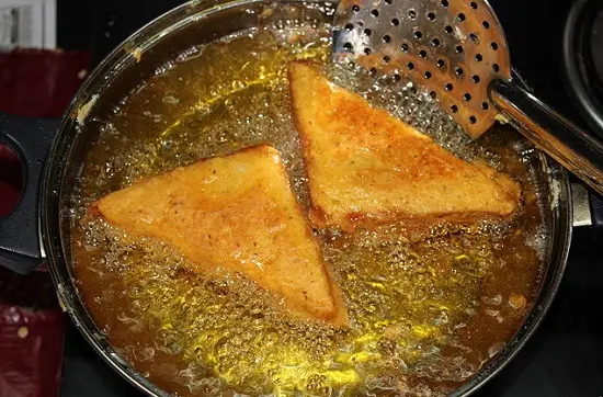 chiên vàng bánh