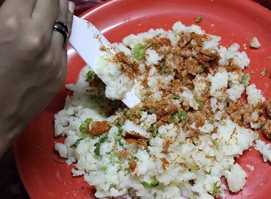 cho các gia vị vào bát khoai tây