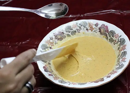 cho vài giọt dầu vào