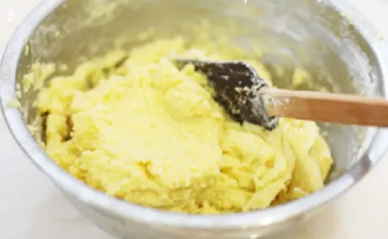 cho tiếp bột mỳ vào