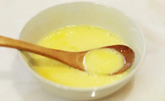 trứng đập ra bát