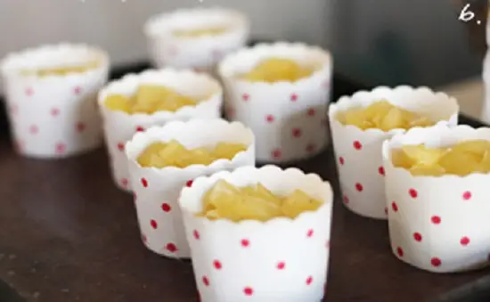 múc bột vào các hộp giấy