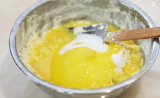 cho trứng vào bơ