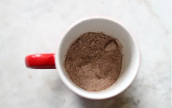 cho các nguyên liệu khô vào cốc