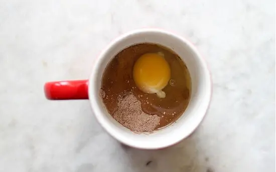 thêm trứng gà vào bột socola