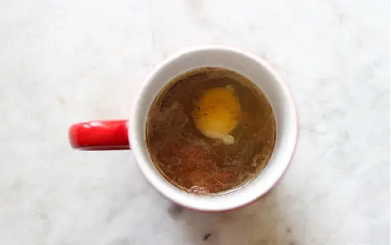 thêm sữa tươi và dầu ăn vào cốc