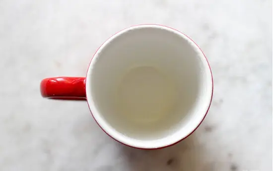phết dầu ăn vào cốc sứ